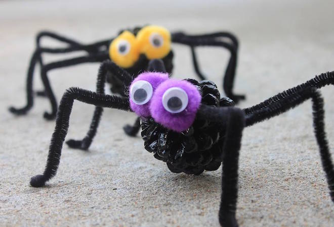 Cómo hacer arañas con limpiapipas para decorar en Halloween